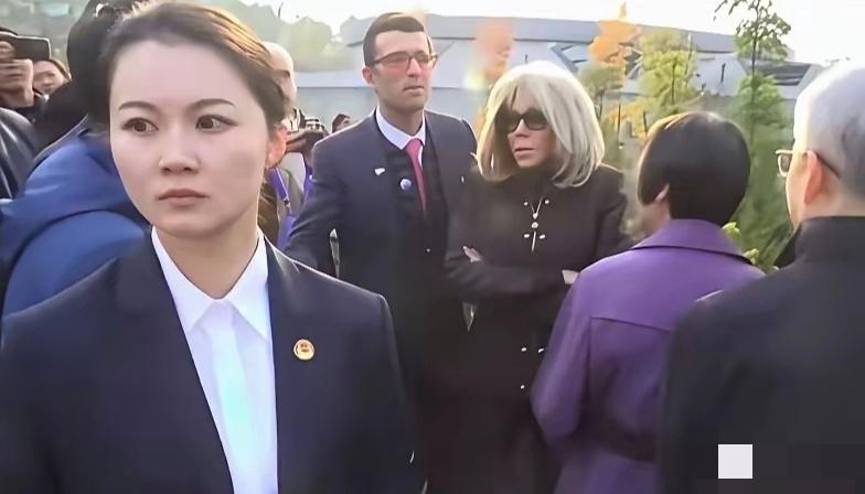 成都看熊猫现场，她的眼神比镜头还“稳”……这两天法国夫人在成都看大熊猫，有
