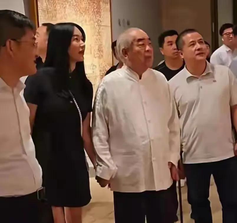 别看范曾有四段婚姻，但是他只有范小蕙这一个亲生女儿。第一任老婆很快离了，两人