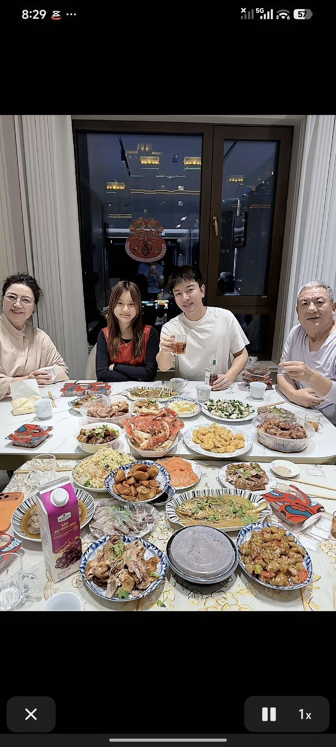 41岁的贾乃亮，在除夕夜晒出了满是烟火气的年夜饭。爸妈端坐身旁，女儿甜馨笑眼弯弯