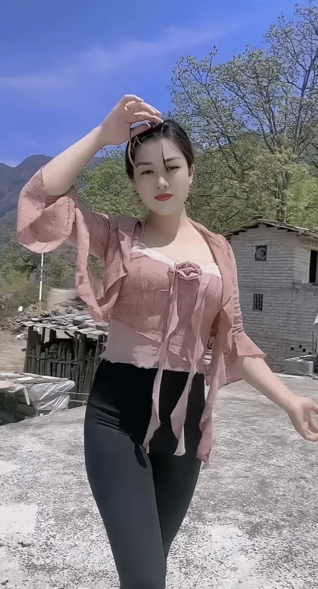 在这乡间，空气澄澈明净，少了城市的喧嚣与污染。在此处生活，人的身心都能得到放松。