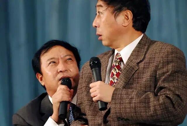 1988年，相声演员刘伟不顾师父反对，坚决要移民出国，马季大怒：＂国外谁认识你！