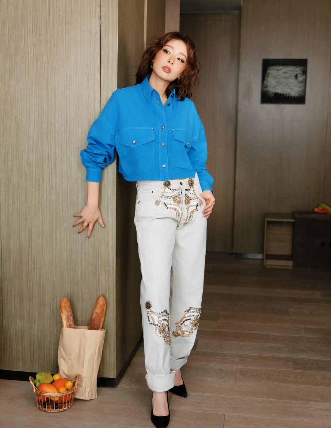 谁说高叶穿蓝色不好看明明很好看嘛……瞧，穿蓝色短外套的高叶已然美成了一片