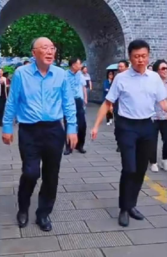 万万没想到，2025年6月，我去重庆市荣昌区的夏布小镇游玩，竟然偶遇了曾经在重庆