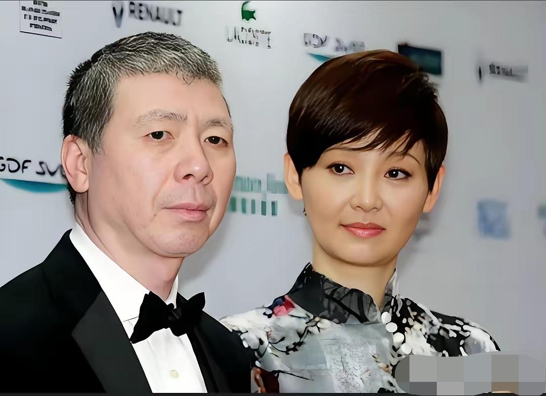徐帆年轻时，可是大美人，是多少男人心中的女神，追她的人不计其数，冯小刚这样的长相