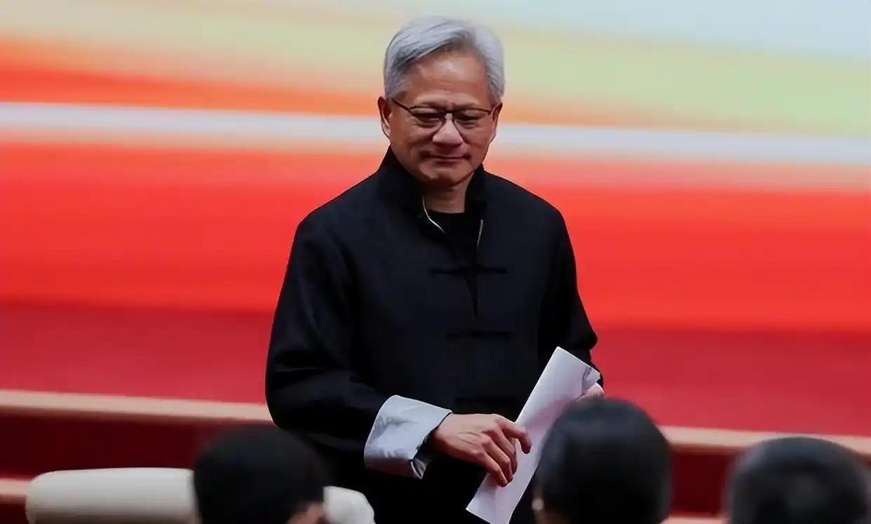 黄仁勋前脚说"我是中国人"，转身就给了一记闷棍2025年7月，黄仁勋来北京，穿