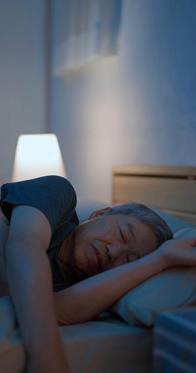 天冷别瞎熬！中老年人冬季起居记住这3点，睡香不犯困，身子暖乎乎。冬天昼短夜长，