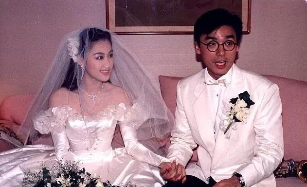 1996年，钟镇涛的妻子章小蕙以他的名义，向裕泰兴财务公司借了1.5个亿买了四栋