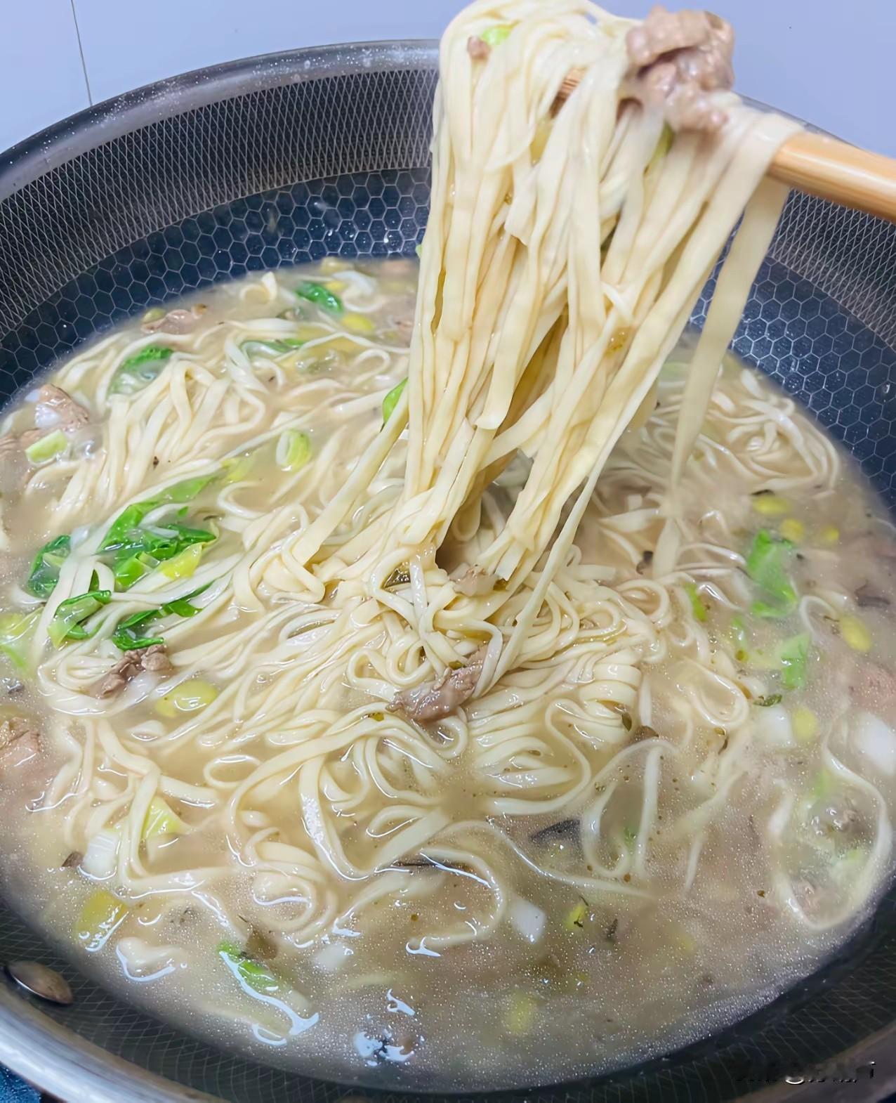 手工面条，多少年没有吃过了。特别怀念。