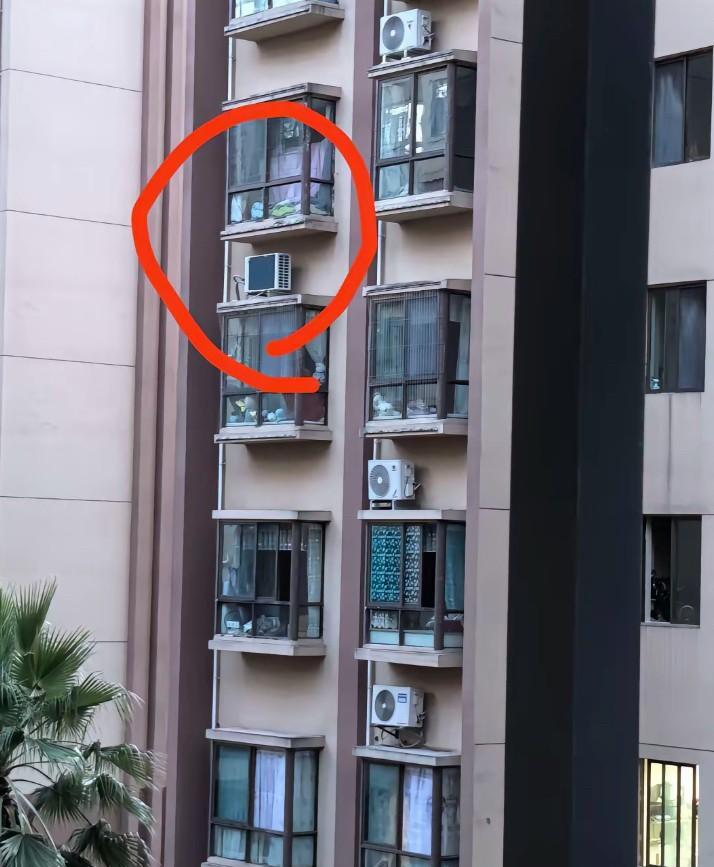 这个空调安装师傅绝对是个人才，总是和别人与众不同，怪不得大家总说，无论什么群体，