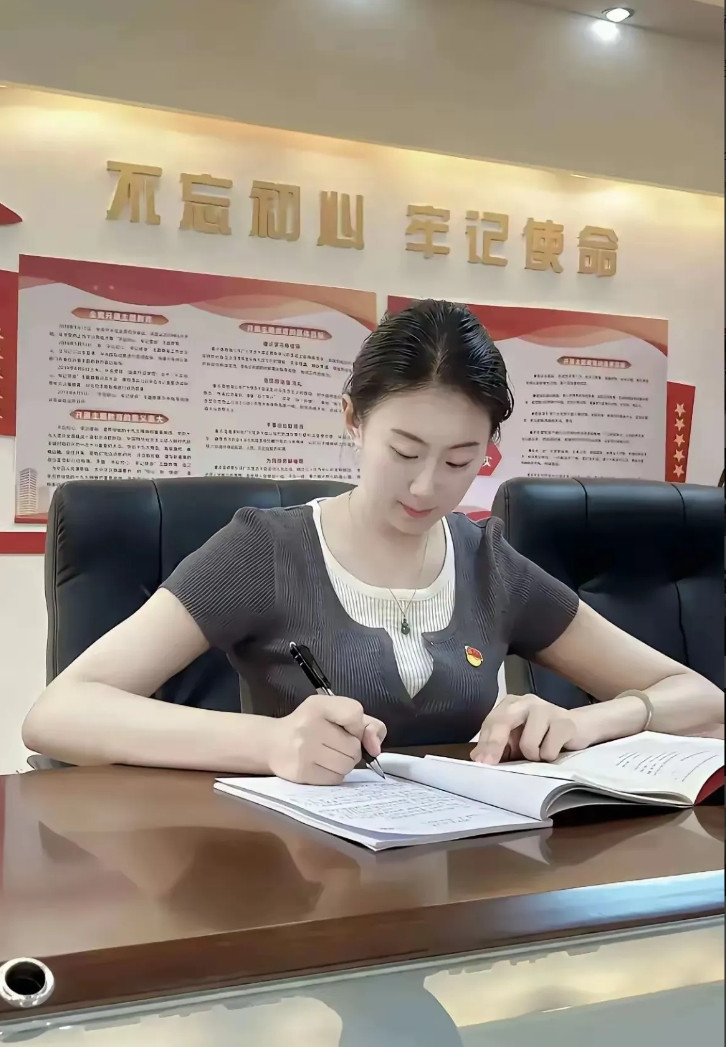 跟一个同学聊天，他在一个镇里面做副镇长，他说他的镇委女书记是县委常委兼，但是连他