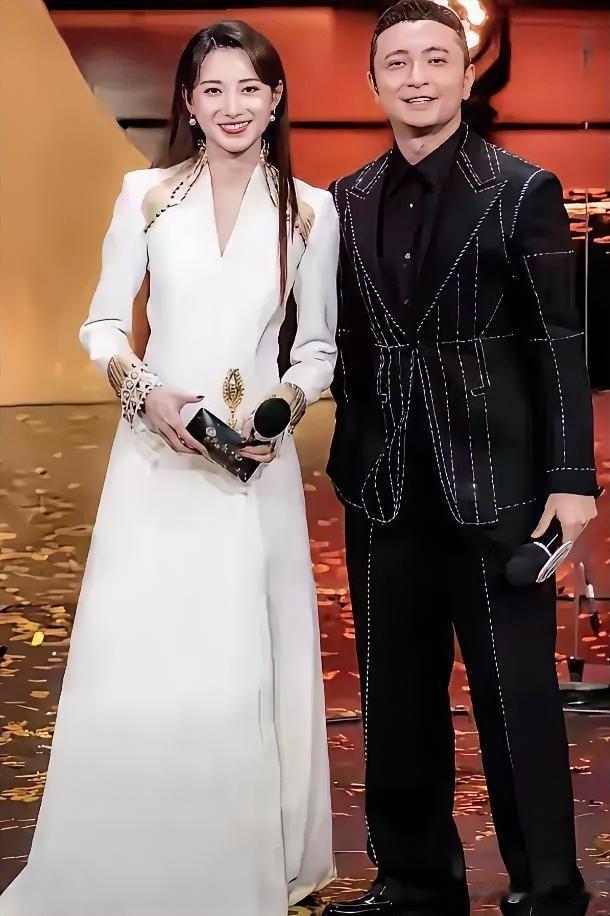 下面是央视主持人尼格买提与美女的照片合影。小尼绝对是央视的台柱子，一身黑加白杠