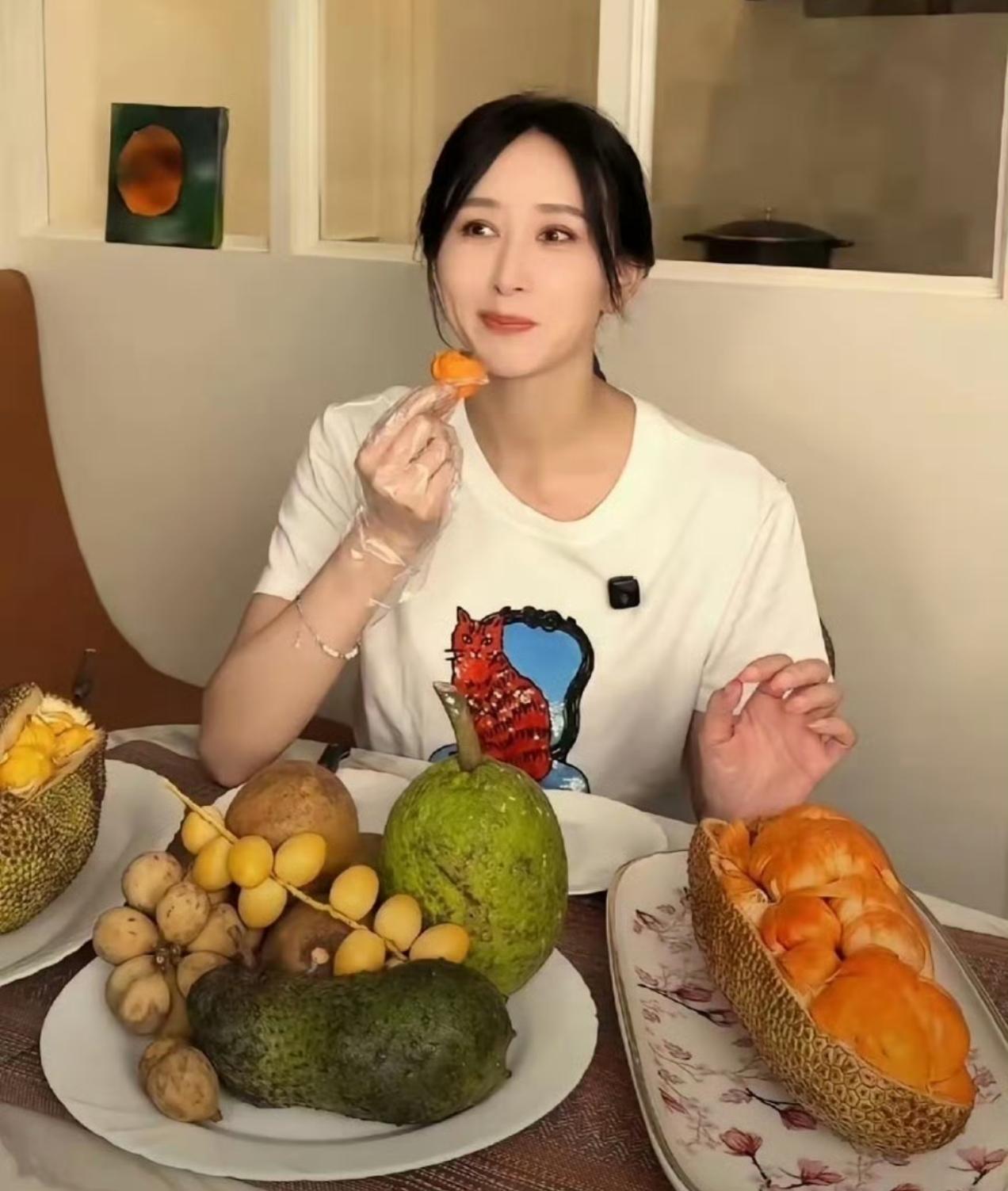 胡静这一桌子马来西亚水果，我都没见过。​​​​