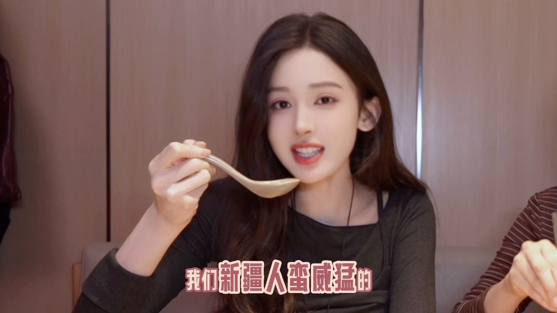 娜扎大年初三宜发vlog内娱真的很需要娜扎这种鲜活美女！！吃火锅喝辣汤是什么神级