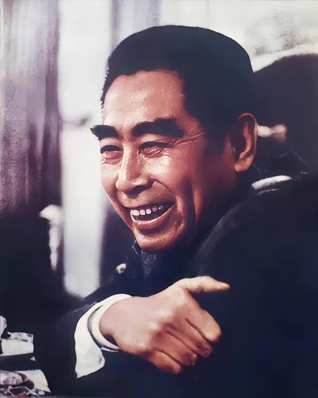 周总理：“我们爱我们的民族，这是我们自信心的源泉。”