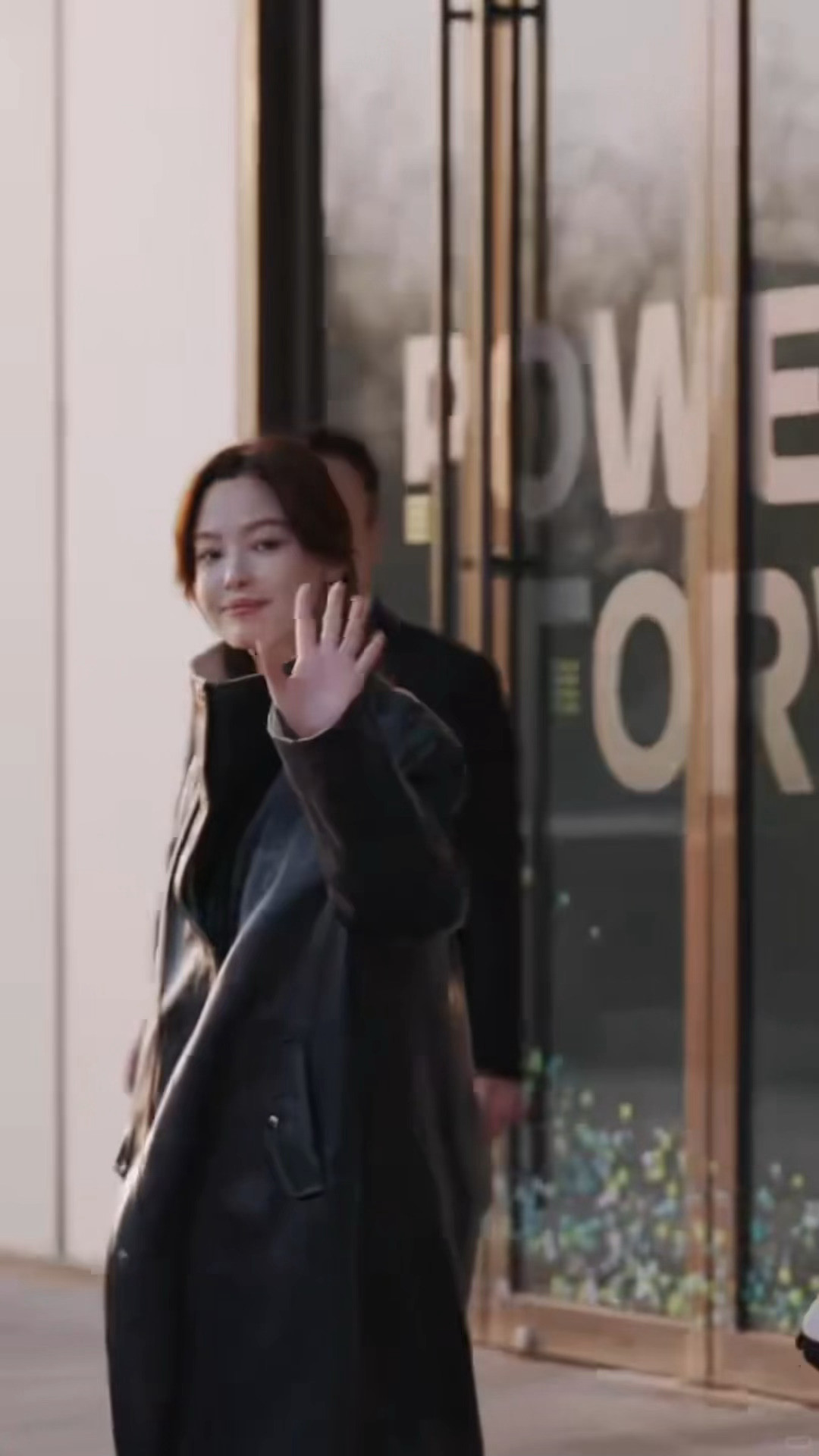 辛芷蕾辛芷蕾今日大众扫楼蕾女神空降都不说一声哦！皮质大衣气场超强，我上班怎么