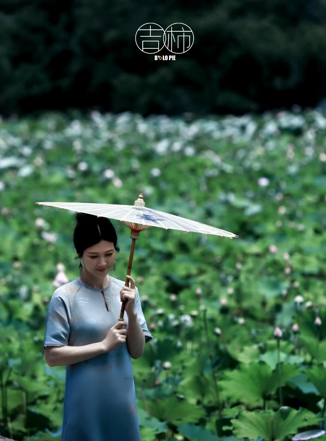 她曾经也是古装第一美女当红时嫁给了富商，可惜没多久富商就出事了，她也是倒霉，原本