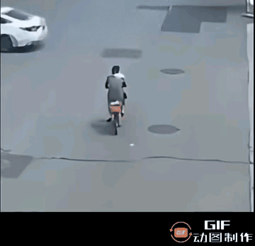 不会开车真的会害人啊眼看前方出现行人,就要撞上了,不知道刹车,那好,你可以说你