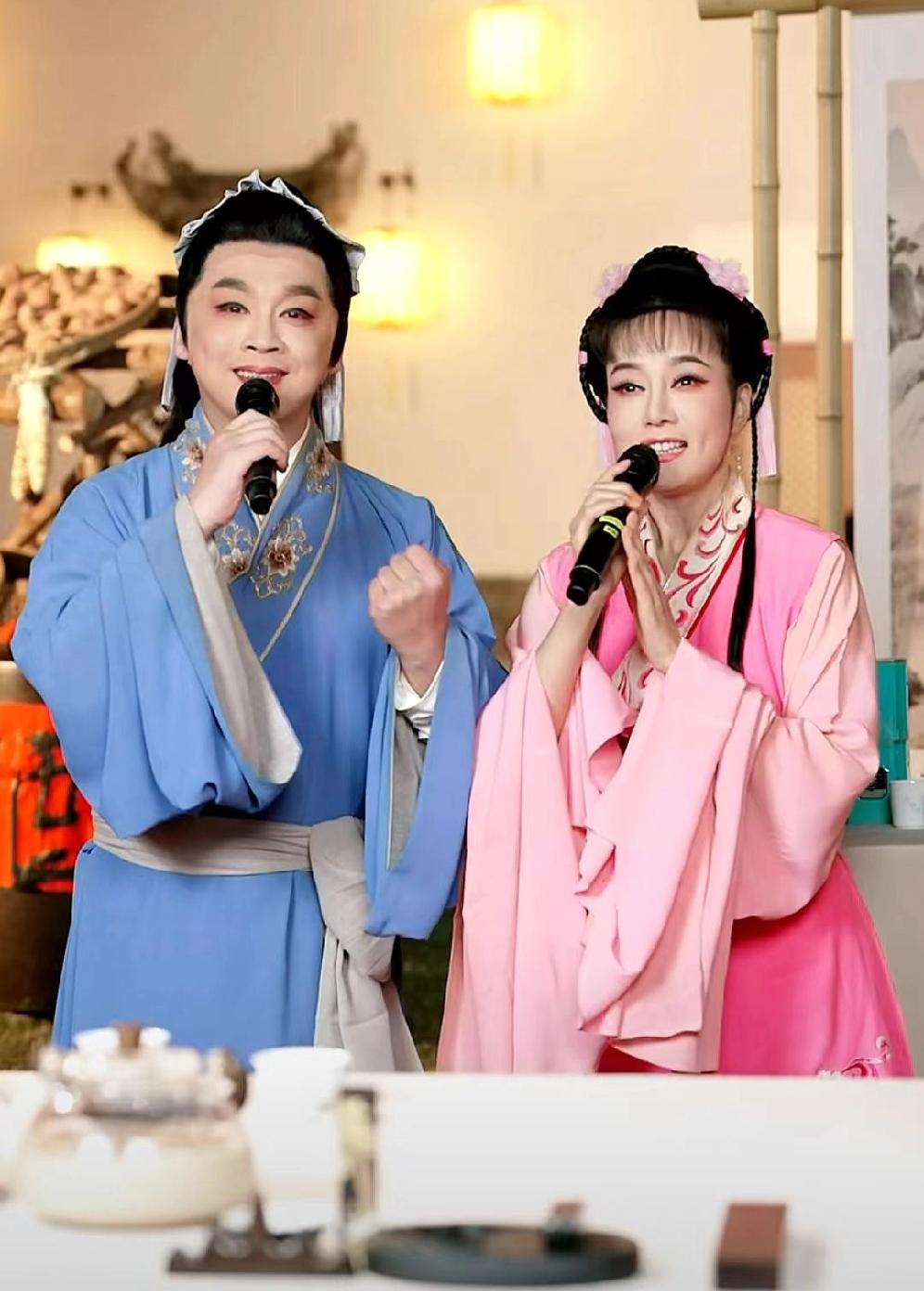 是什么原因让董宇辉哼着黄梅戏经典“你耕田来我织布”停不下来了。今晚在黄梅戏表演结