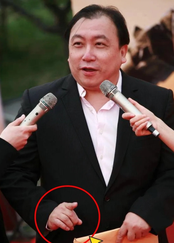 这话只有他敢说！主持人问香港导演王晶：演员的学历重不重要？他直接甩出一句：“中戏