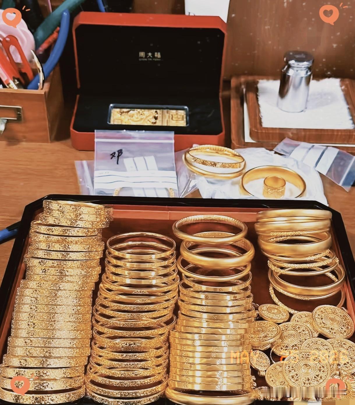 今天特意跑了趟金店，这一圈转下来，心都凉了半截。​周大福、老庙、东方大国，价格