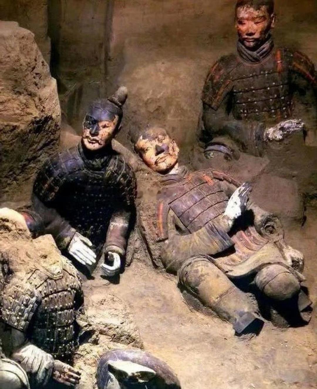 1974年秦始皇兵马俑刚出土时的样子