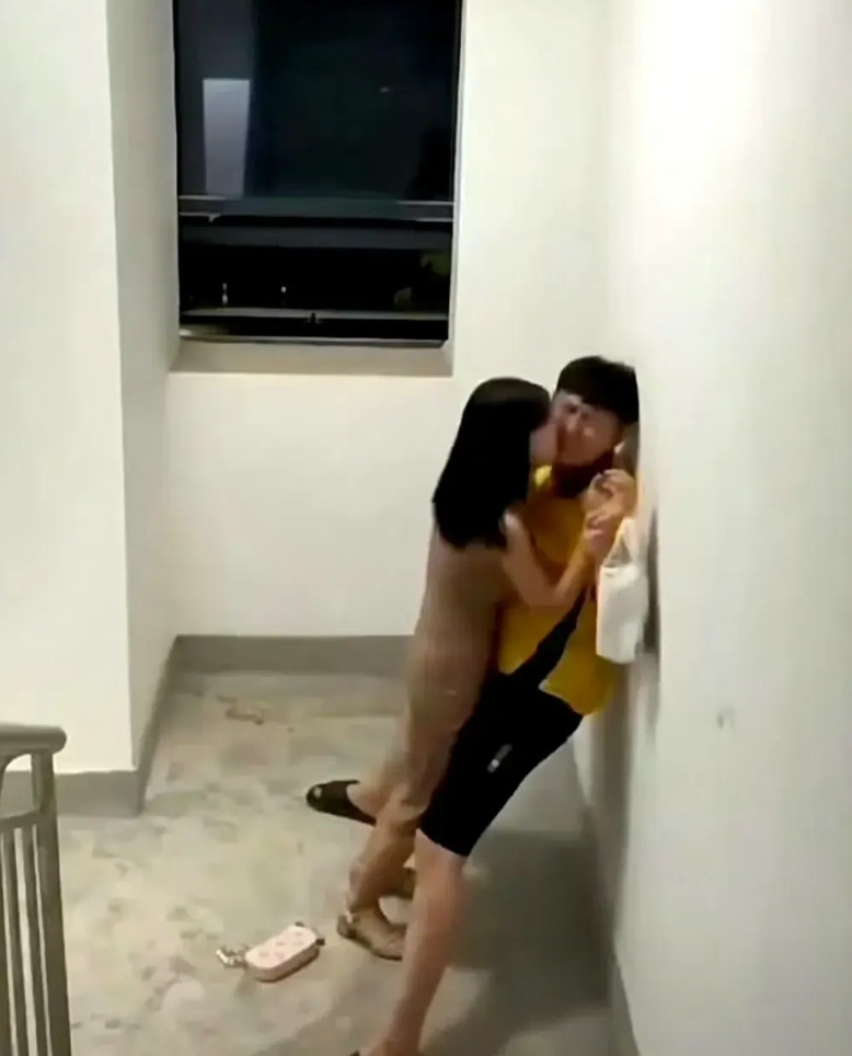 女子强行追外卖员，做我男朋友吧！都说外卖员上天入地，无所不能，而且汇聚了各行各