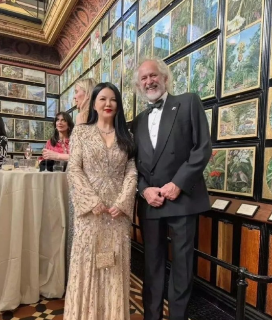 难怪王诗龄在网上炫富，就李湘这条裙子普通人得花一个月工资才能买得起吧？