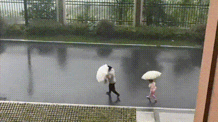 暴雨中妈妈头也不回，是狠心还是良苦用心？视频里的一幕让人揪心，狂风暴雨中，孩子