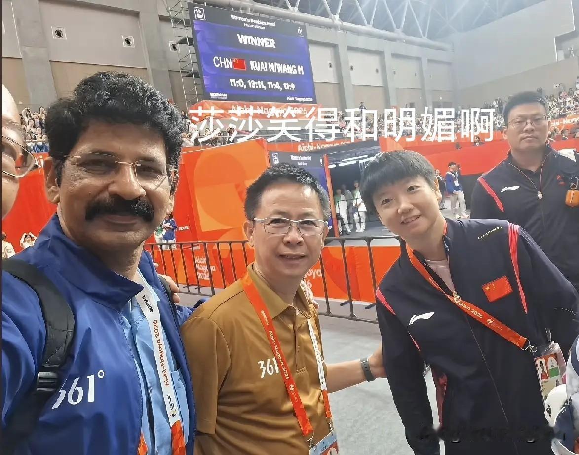 莎莎和这位裁判的合影正面照来啦！莎莎笑得好明媚，看到她倾斜身体，歪着小脑袋，笑