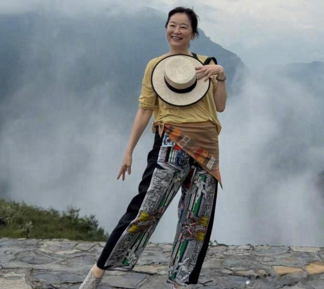 林青霞晒出她在重庆爬山游玩的照片，看起来玩得很开心呀