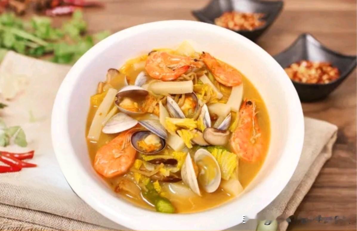 有博主说，浙江人的主食是米饭，基本上不吃面条之类的。他的观点，也对，也不对。浙江