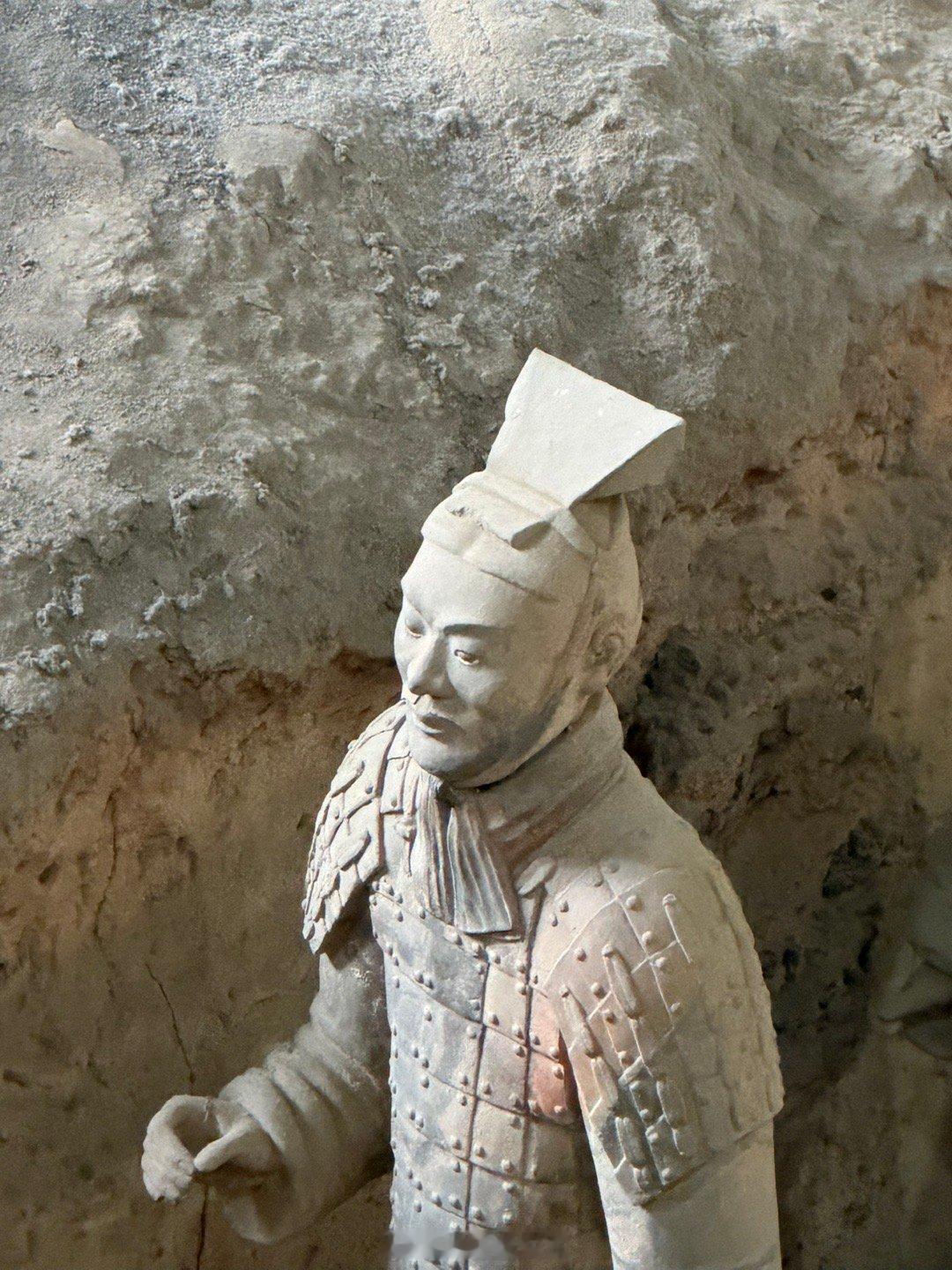 修复一个兵马俑需要七个工作人员大概400天才能进行一个完整修复，目前1号坑里面还