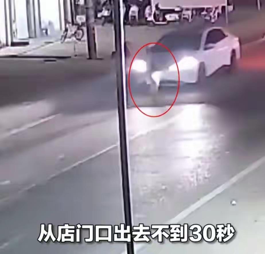 湖南长沙，一女子带着六岁的女儿去家附近的理发店洗头，她把女儿安顿在店内的等候区，