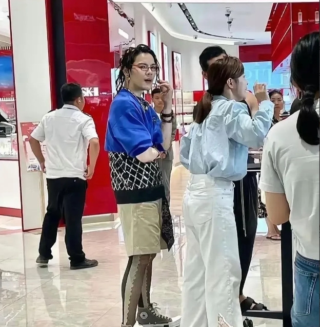 他是怎么做到不脸红的。[玫瑰][玫瑰][玫瑰]