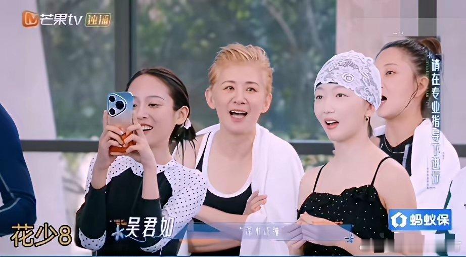 穿泳衣跳水彻底暴露了《花少8》女生们的肤色颜值，原来最大反差的竟然是60岁的吴君