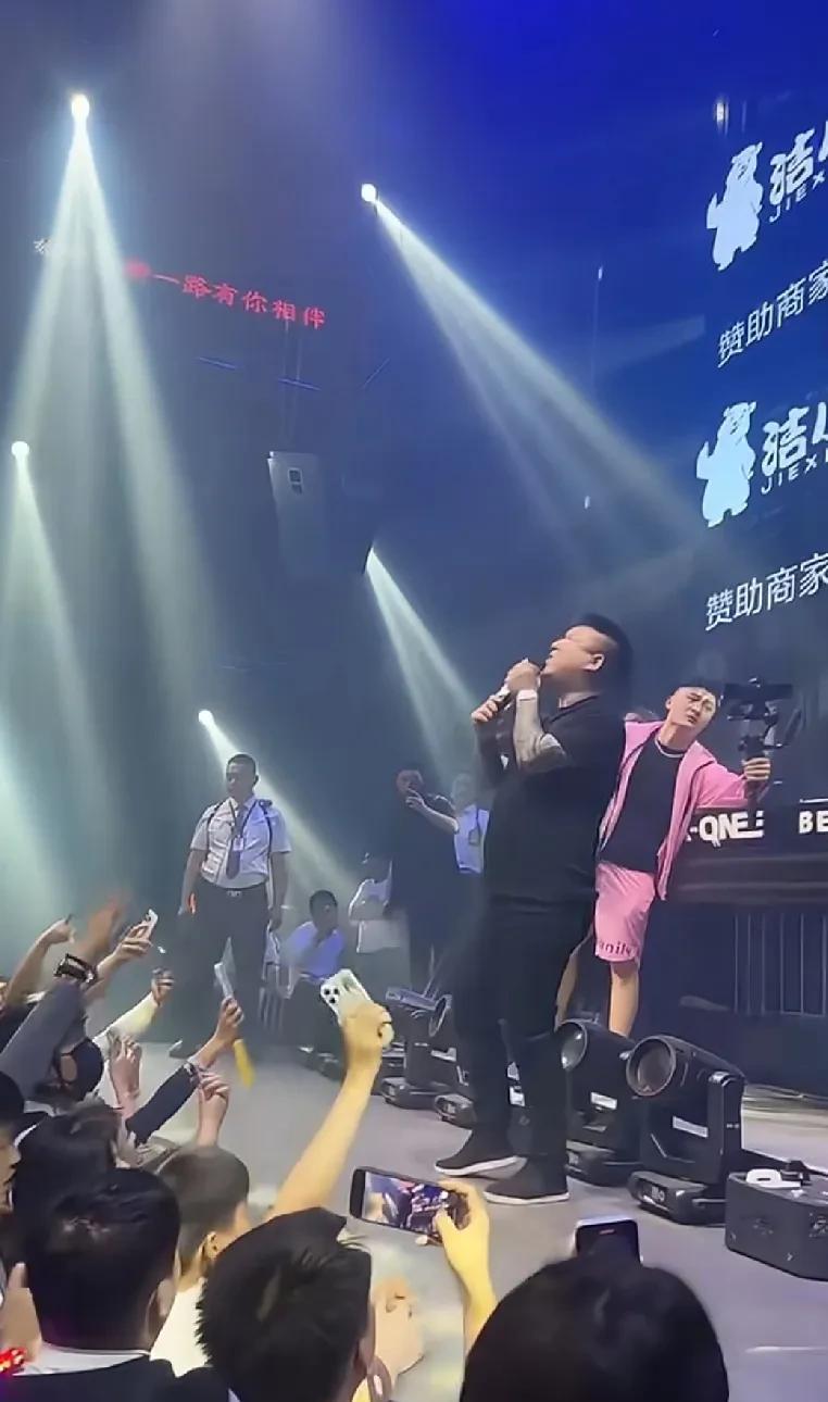 劳动节假期，商丘某酒吧请来网红天津李四商演，轰动整个商丘，商家也给足了李四牌面，