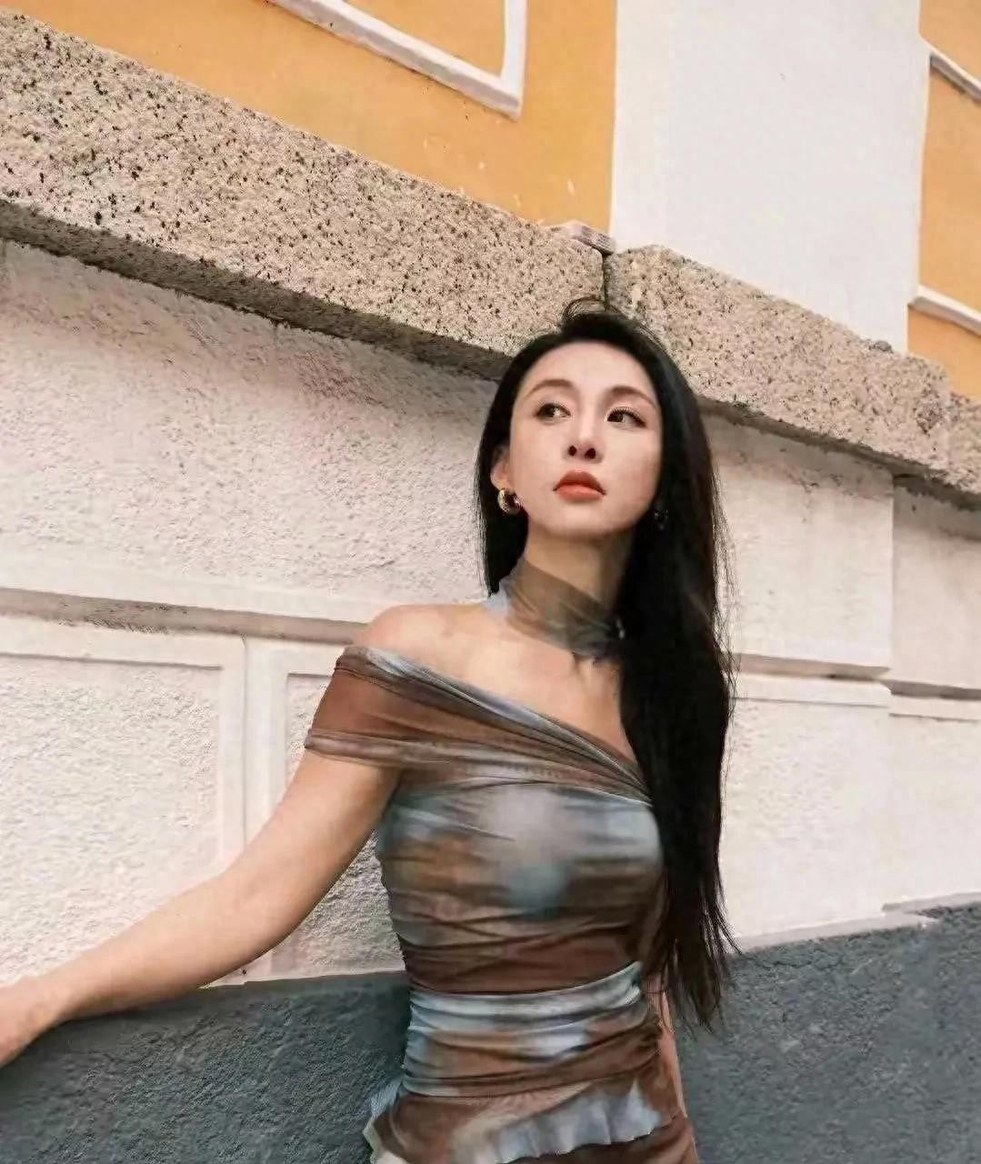 多少富二代败在她的石榴裙下，可惜就是太多情，感情生活有点丰富