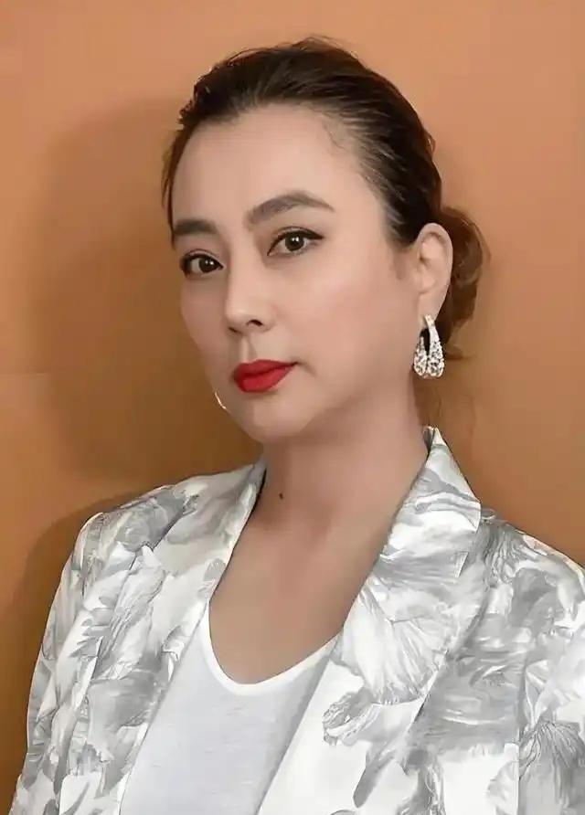 歌手李玲玉说：“当时我去录《孝庄秘史》的片尾曲，导演突然跟我说，你这么漂亮，要不