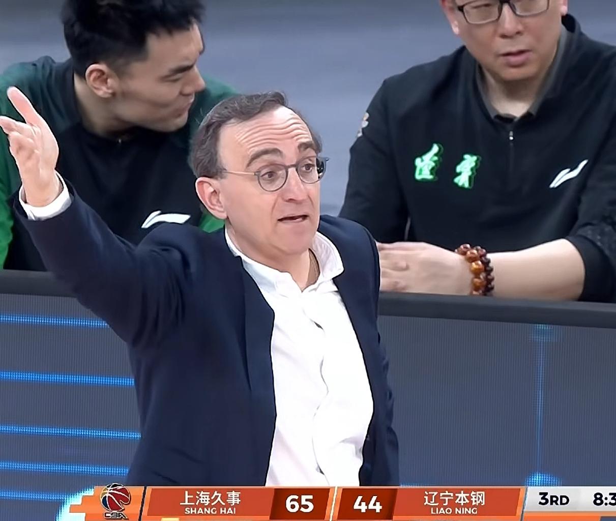 今天上午，乌戈倾听专家、媒体和球迷代表意见建议，认为，辽宁队要想在季后赛走得更远