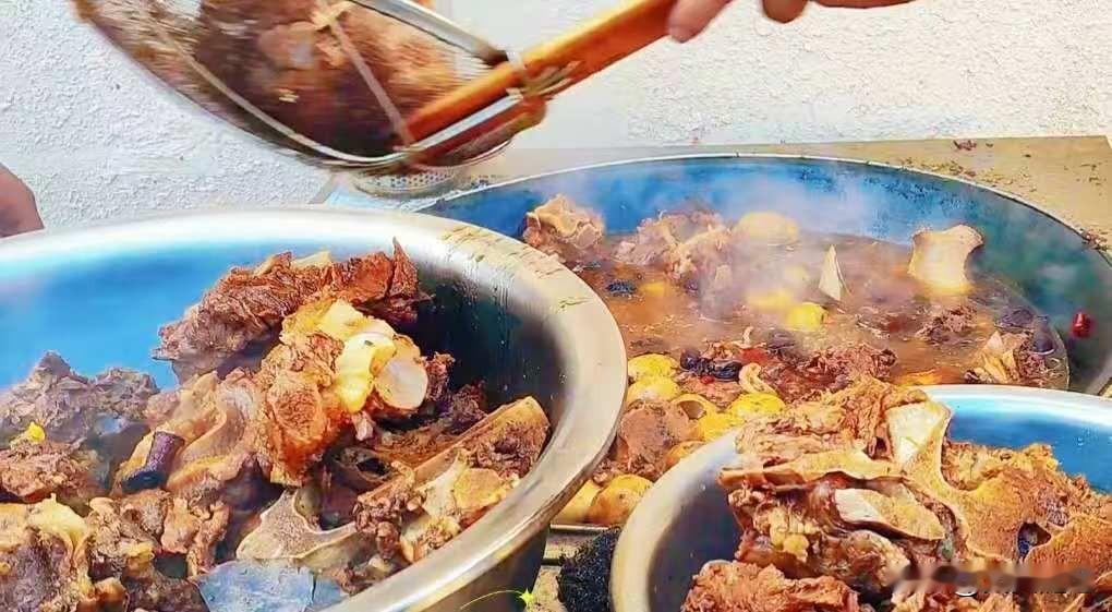 这是在乌兰巴托吃的第一顿饭大铁锅炖羊肉满满一锅大口吃肉大口喝酒乌兰巴托的