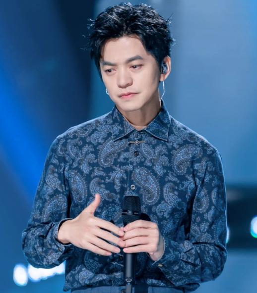 主持人问李健:"水木年华当初为什么拆伙了？"李健黯然神伤:"一言难尽，就是不自由