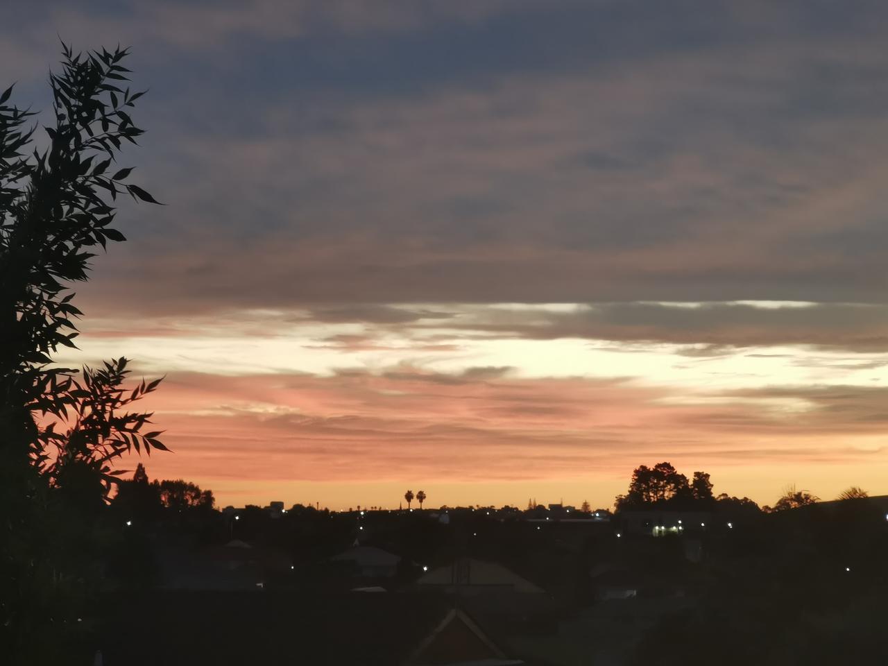 此刻，晚上9点的奥克兰天空，还是灿烂的晚霞。奥克兰的纬度约为南纬36°51′‌，