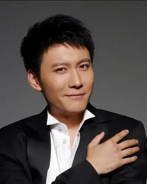 演员赵峥堪称娱乐圈模范。他娶了大四岁的明星妻子谢润，婚后19年始终零绯闻，用行动