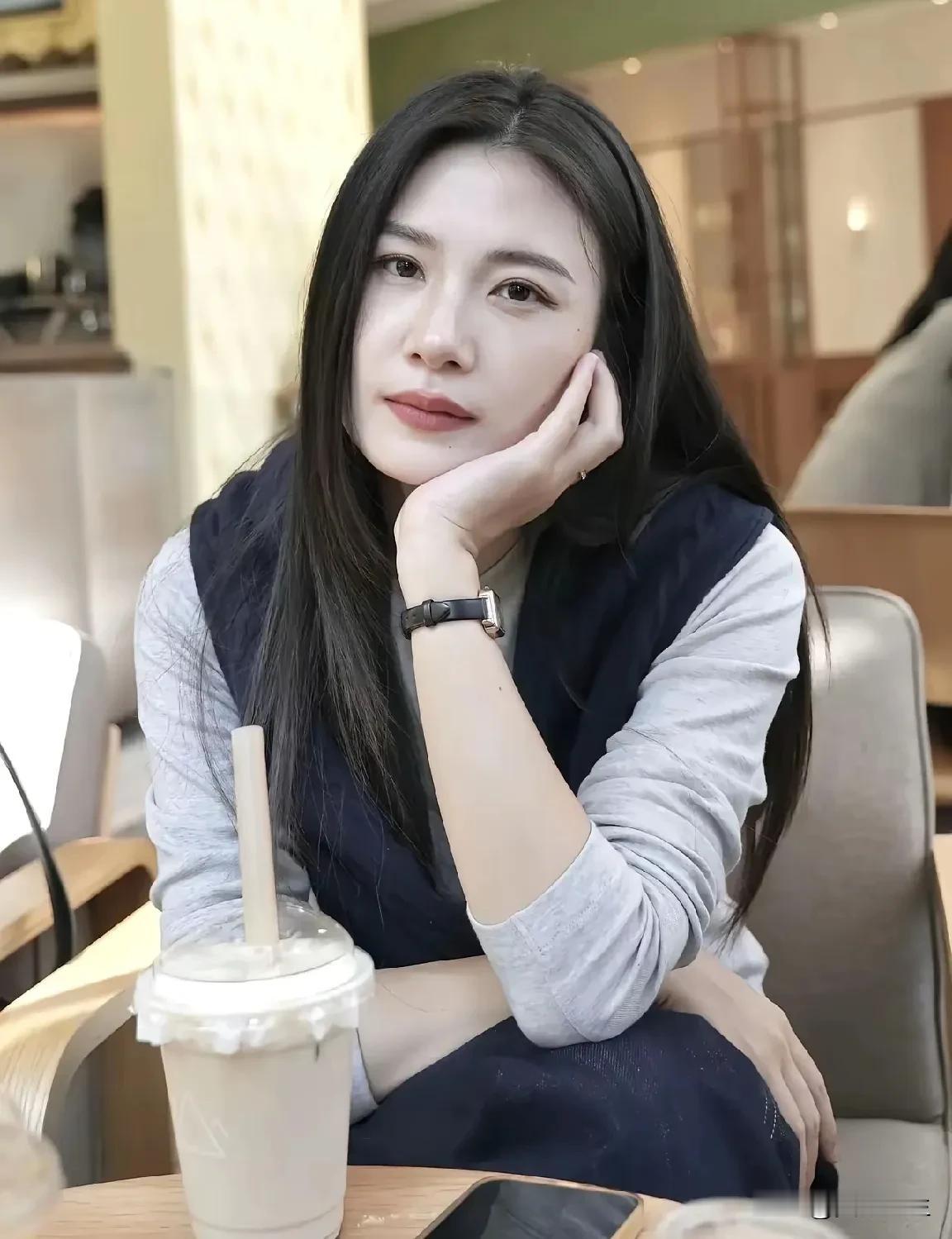 医校巷的梧桐树影下，悄然藏着一间日式森系风的家庭餐厅，名为“福吞”。白墙红门