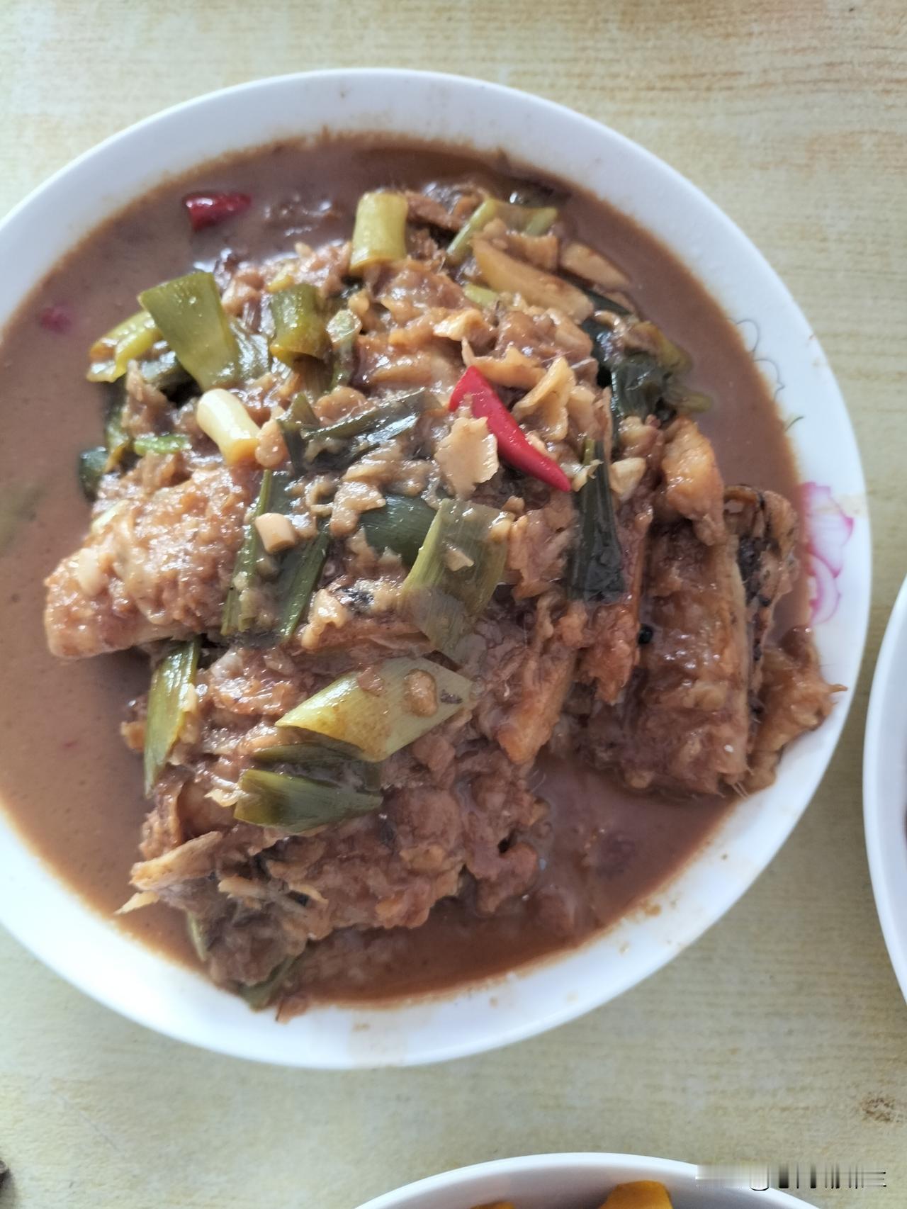 今天中午3个菜，炖带鱼，炒菜头，炸花生米。带鱼是星期天去市里的时候，在小超市