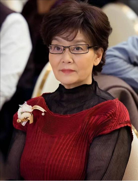 71岁的潘虹，现在终于承认，这辈子最大的错，就是太晚明白这段话：“年轻时，除了孩