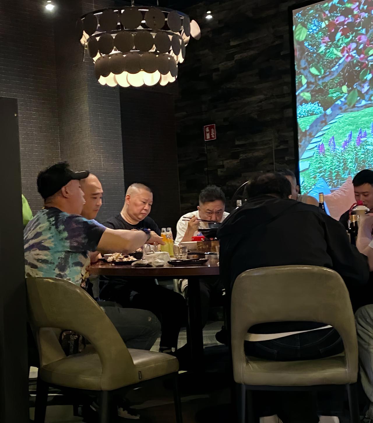 近日，德云社的大当家郭德纲和于谦，带领团队世界巡演，来到了荷兰站。他们奔走于各