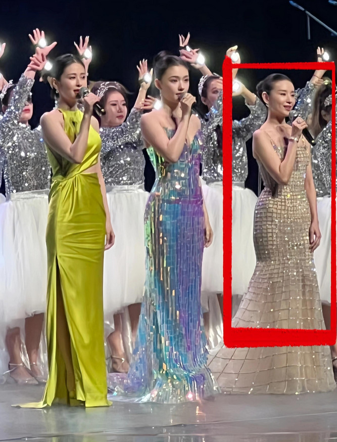 谁说内娱门槛低？董洁都瘦成排骨了，站着竟还是最壮的。
