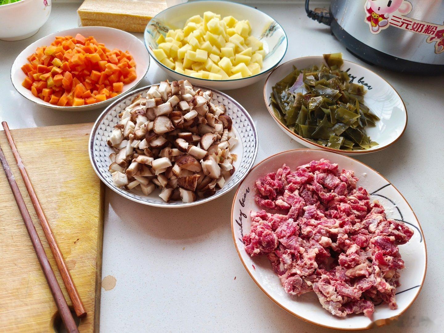 我的美食日记大锅烩麻食，牛肉、豆腐、鸡蛋、土豆、胡萝卜、海带、香菇，奶白菜等等