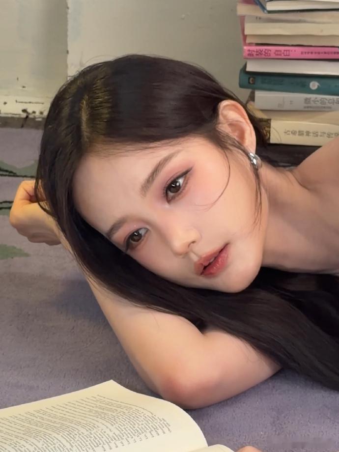 金鹤龙给李一桐化的紫雾香绯妆紫雾漫漫，绯香袅袅，这套妆容意境感直接拉满。金鹤龙把